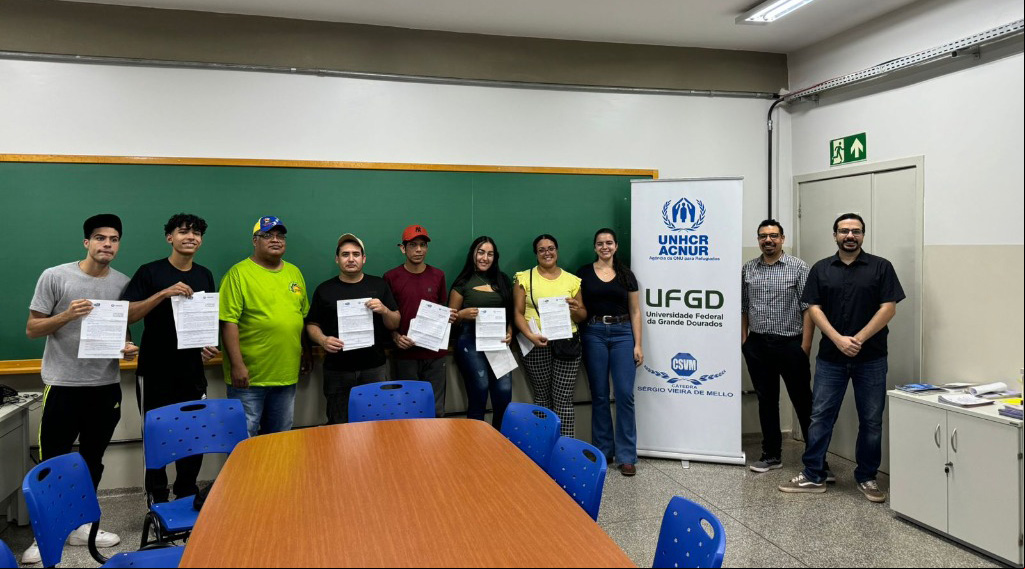 Venezuelanos recebem seus certificados de equivalência produzidos com apoio da CSVM da UFGD Venezuelanos recebem seus certificados de equivalência produzidos com apoio da CSVM da UFGD