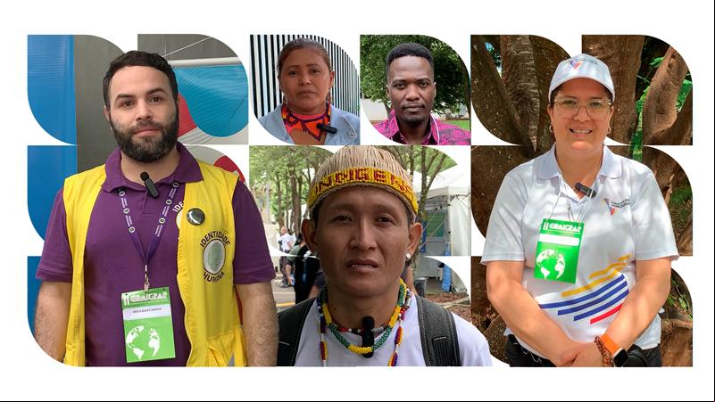 Dia Mundial do Refugiado Seis pessoas com os rostos desfocados usam crachás verdes e brancos. Elas estão vestidas de formas variadas, algumas com uniformes ou roupas coloridas. Ao fundo, há árvores e estruturas, sugerindo um ambiente ao ar livre ou um evento.