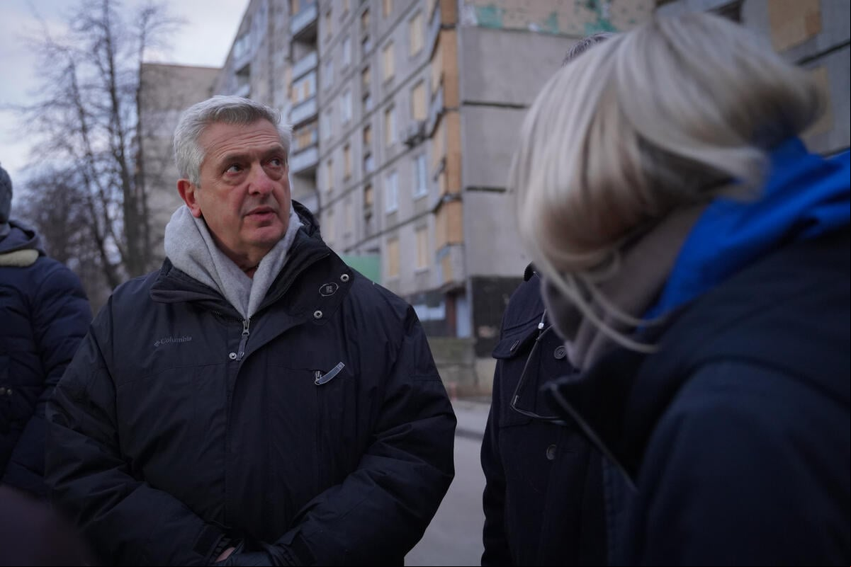 Visiting Ukraine on 13-16 January 2025, for the sixth time since February 2022, the UN High Commissioner for Refugees, Filippo Grandi
visited the residential area of Saltivka in Kharkiv that was hit in a Russian attack on 30 October 2024.
In this attack, 14 multi-story buildings and more than 1,000 windows were damaged. Dozens of people were injured, four people died, including two boys aged 12 and 15. It took rescue workers more than two days to clear the rubble.
UNHCR’s partner Proliska was among the first responders on site and provided emergency repair materials and essential items to affected families. Ukraine. UN High Commissioner for Refugees Filippo Grandi visits an attack site in residential area in Kharkiv.