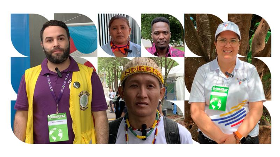 Dia Mundial do Refugiado Seis pessoas com os rostos desfocados usam crachás verdes e brancos. Elas estão vestidas de formas variadas, algumas com uniformes ou roupas coloridas. Ao fundo, há árvores e estruturas, sugerindo um ambiente ao ar livre ou um evento.