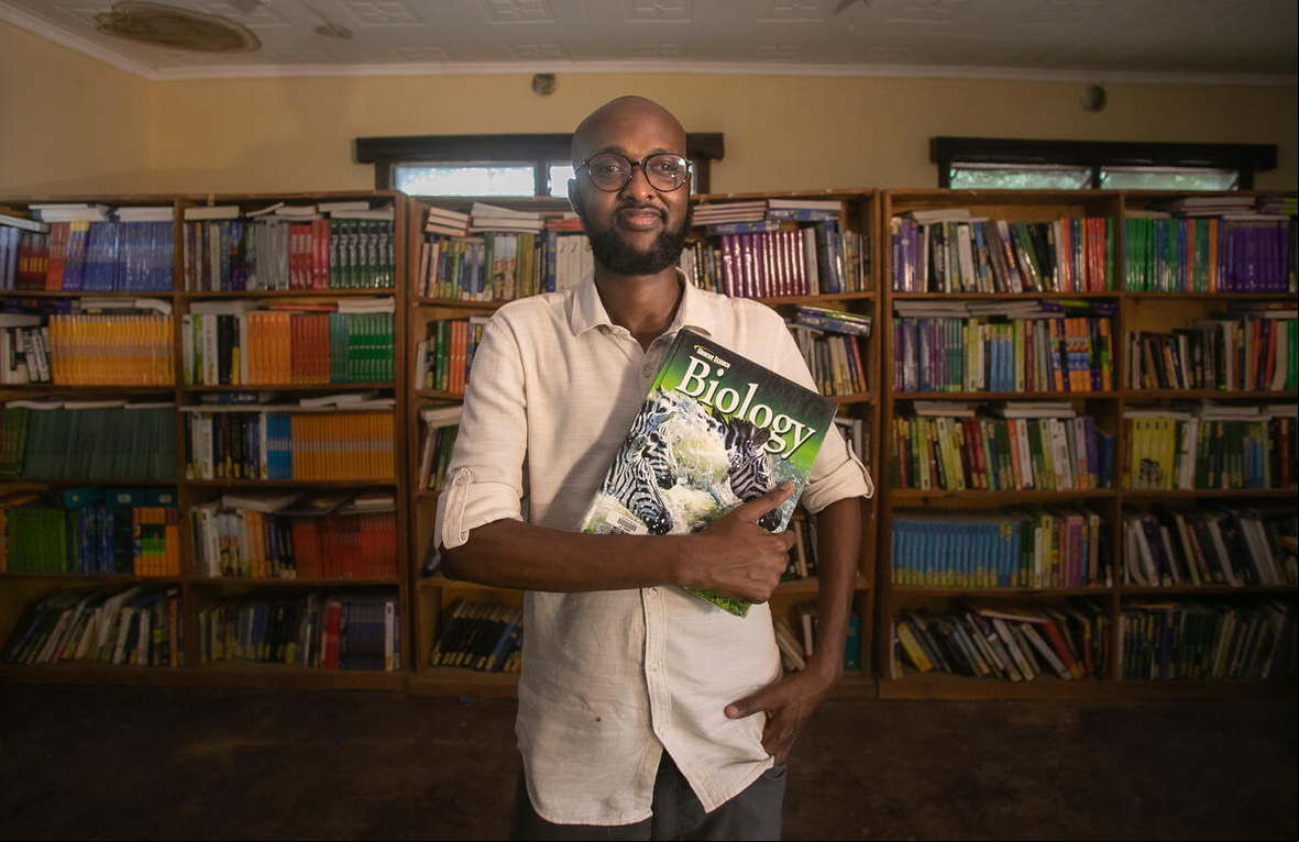 Kenia. Abdullahi Mire, ganador global del Premio Nansen para los Refugiados de ACNUR 2023, premiado por su compromiso con el  a la educación de las personas refugiadas.