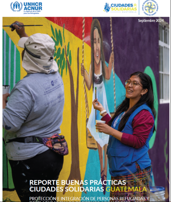 Portada del informe: un hombre que lleva puesto un sombrero y le da la espalda a la cámara pinta un mural; una mujer, que lleva puesto un chaleco de ACNUR y usa anteojos, sonríe mientras observa el trabajo del hombre