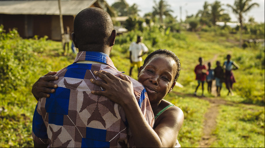 Un refugiado de Côte d'Ivoire recibe un abrazo de su tía al volver a casa