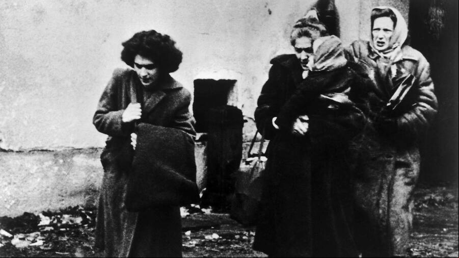 Refugiadas húngaras en Austria, 1956 Fotografía en blanco y negro de tres mujeres con un niño que llegan a un campamento de refugiados en Austria