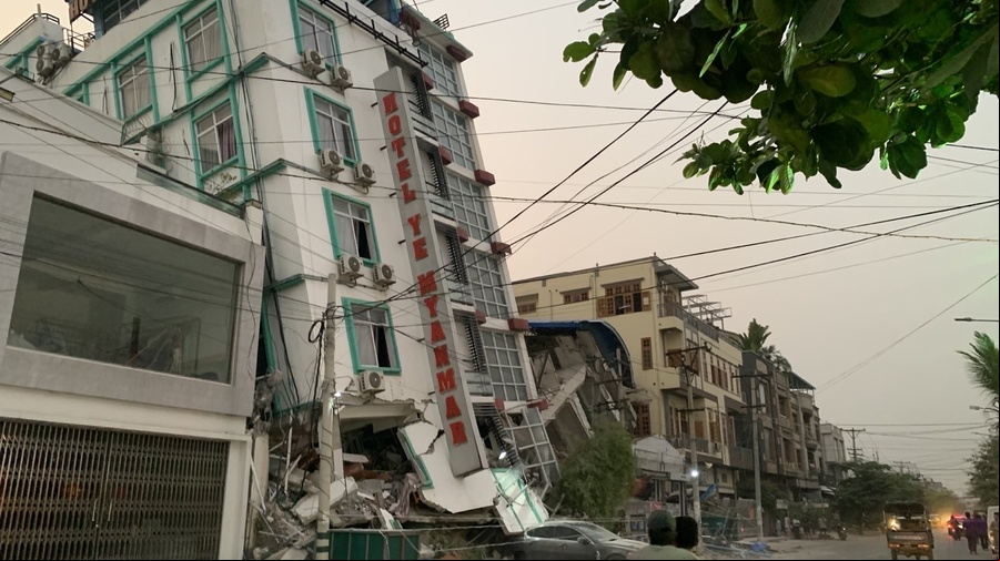 Un edificio derrumbado por el sismo.