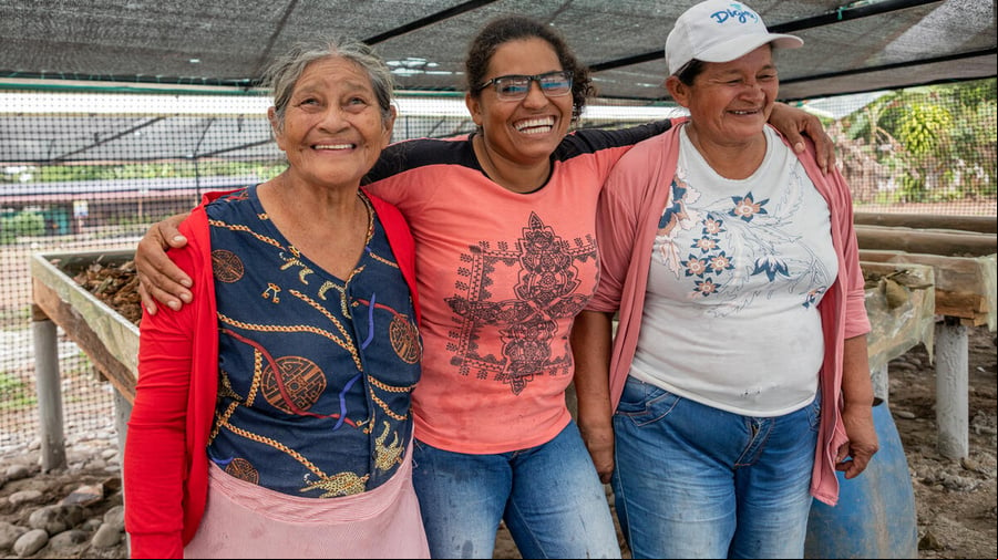 Omaira, Maura y María Pilar, tres refugiadas colombianas en el norte de Ecuador, en un momento de descanso en el espacio donde realizan el cultivo orgánico de hortalizas, una actividad que une a la comunidad local y a las personas refugiadas. Omaira, Maura y María Pilar, tres refugiadas colombianas en el norte de Ecuador, en un momento de descanso en el espacio donde realizan el cultivo orgánico de hortalizas, una actividad que une a la comunidad local y a las personas refugiadas.