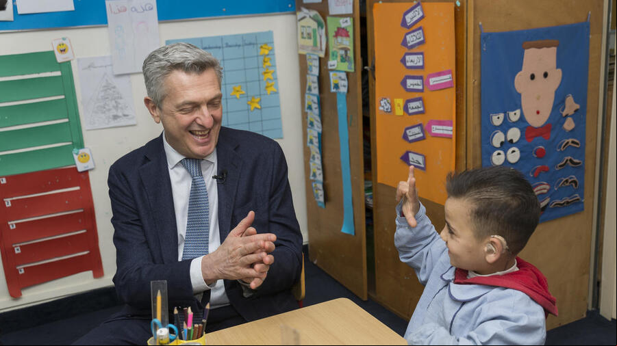 Filippo Grandi, cabeza de ACNUR, comparte un momento con un niño sitio en una escuela para niñez sorda en Líbano