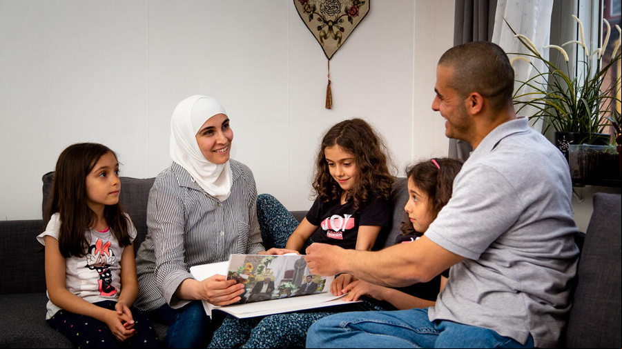 Familia siria que obtuvo el reasentamiento en Suecia